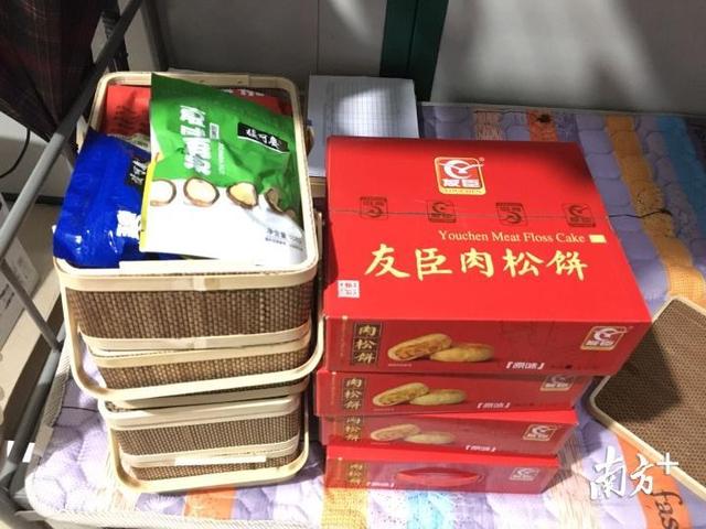 暴风雨前送来“爱心雨伞”,温馨话语温暖整个检查站