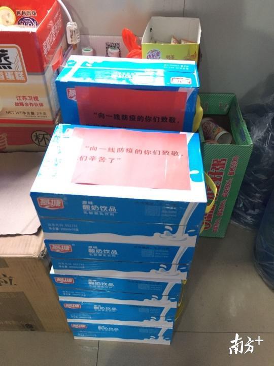 暴风雨前送来“爱心雨伞”,温馨话语温暖整个检查站
