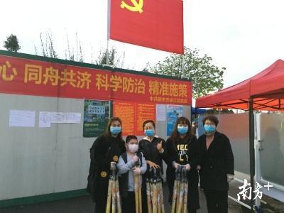 暴风雨前送来“爱心雨伞”,温馨话语温暖整个检查站