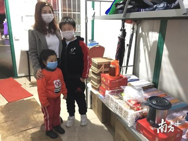 暴风雨前送来“爱心雨伞”,温馨话语温暖整个检查站