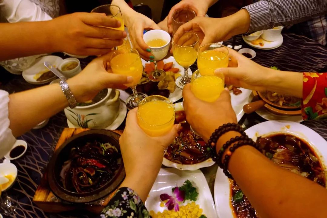 朋友聚会喝酒经典句子简短_(赞美朋友喝酒的句子)