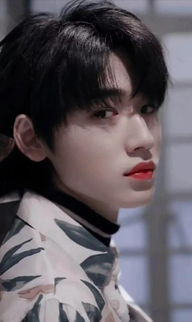 「宋亚轩」图片+语录 芽芽的小世界像童话般纯净