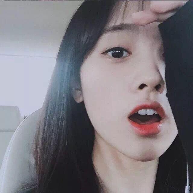 头像与短句：人生是一场一个人的旅程，无人可替代