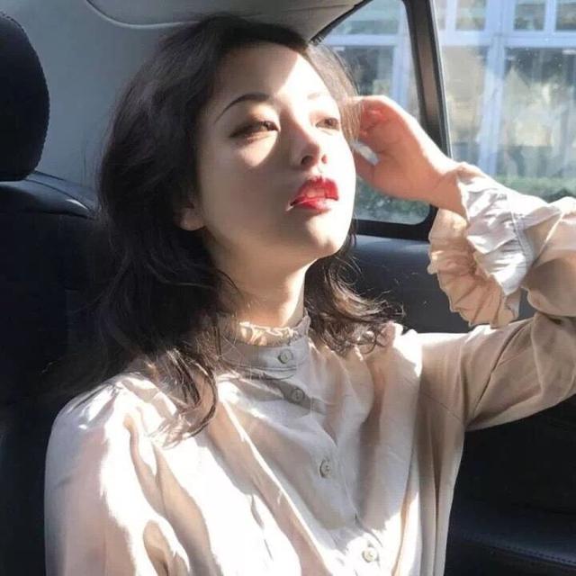 头像与短句：人生是一场一个人的旅程，无人可替代