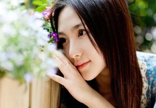 适合发动态的爱情句子:最痛的距离,是你不在我身边,却在我心里