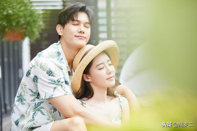 关于爱情,那些温暖人心的文学句子:我把四季用来等你