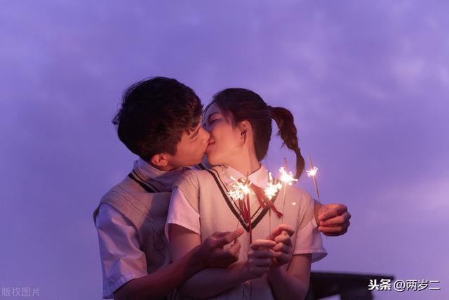 关于爱情,那些温暖人心的文学句子:我把四季用来等你
