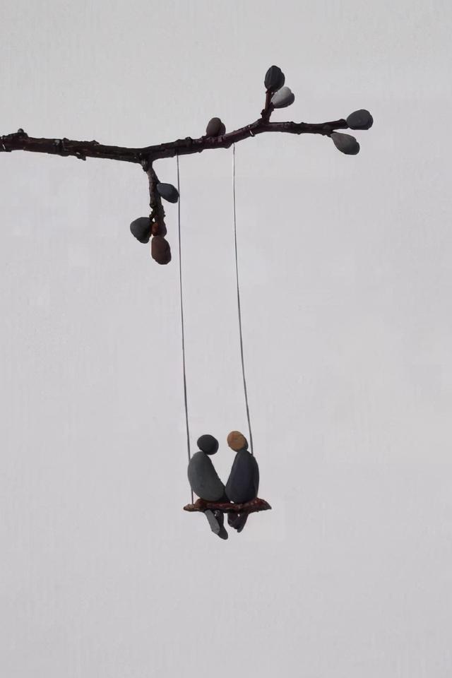 深入人心的情感句子，爱上一个不把你当回事的人，才叫自降身价